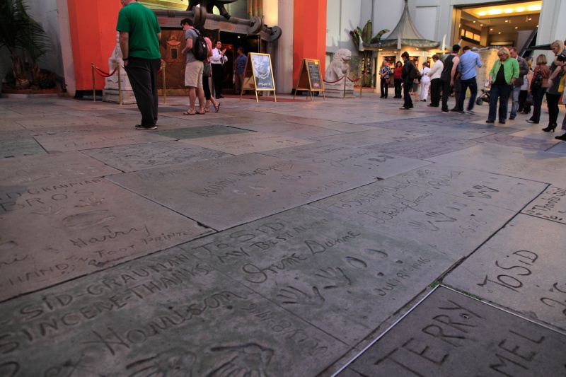 IMG_5080R 劇場の前庭にハリウッドスターたちの手形や足形が彫られたタイルがはめられているので、<BR>
それを見に来る観光客で年中ごった返しているというわけです。