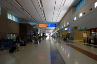 DSC01814 空港のターミナルへ。最近新設されたターミナルですが、なんだか味気ないですねぇ・・・。