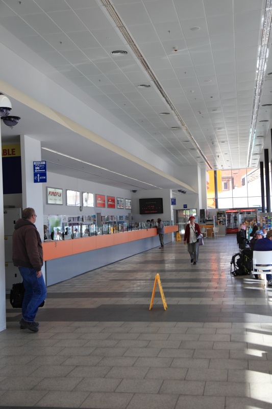 IMG_0590R と言う訳で、新しい方のバスターミナルの中に潜入。<BR>
目的地のカンガルー島へはバスとフェリーを乗り継いで３時間半程度の行程になります。