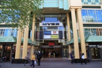 IMG_0525R オーストラリア随一のデパートであらせられるMYERさん。大層立派な店構えだのぉ。