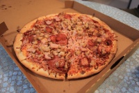 IMG_0651R 本日は肉盛りだくさんで大変健康的なピザ大会なのだー！！