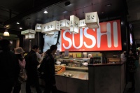 IMG_4265R ハイセンスな持ち帰り寿司店。日本語が書かれたランタンをマジマジと見てみると・・・