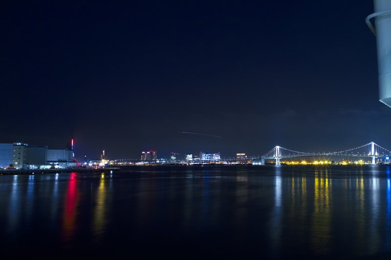 SDIM0243S 停泊中のデッキからは大変美しい東京港界隈の夜景。<BR>
艦橋が出っ張ってるのでどうしても写り混んでしまうのはご勘弁。