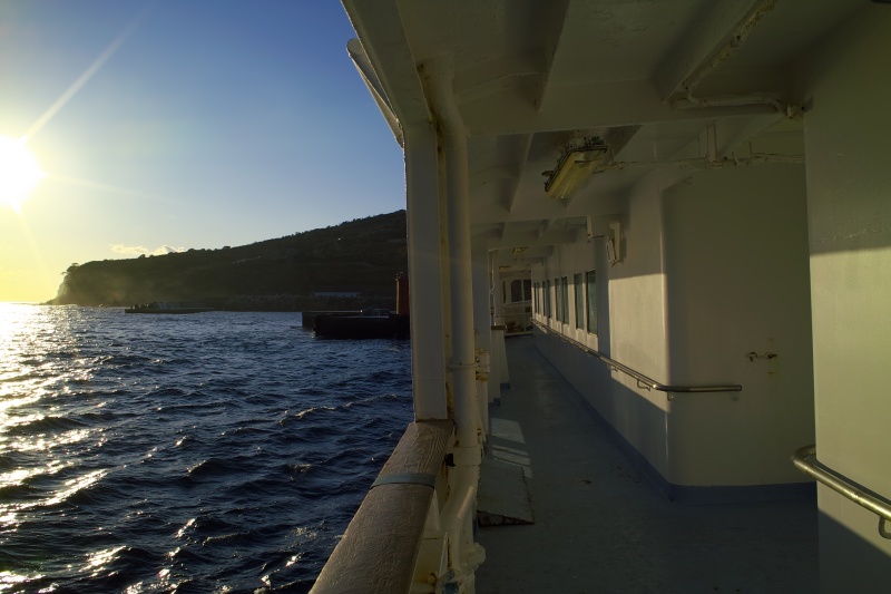 SDIM0285S 利島に寄り道してあっという間に出航。<BR>
半ば徹夜明けのようなもんですから、太陽の眩しいこと眩しいこと。