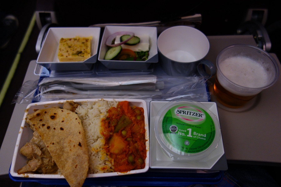 DSC00442 話題のマレーシア航空さんのご登場。<BR>
機内食はネパール料理を意識したカレーっぽいもの。意外と美味しい。