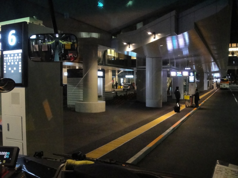 DSC02832 そうこうしているうちにいつしか羽田空港に到着。<BR>
いつは成田なので調子が狂いますけど、これにて今回の気合いツアーズは終了。<BR>
来たときと同じようにバスで帰ろっと。じゃあ。