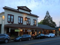 5D4 1912  西部開拓時代を彷彿とさせる店構え。日本で言うところの看板建築っぽいですがこれがオリジナルか。 マニア的にはこういう所に泊まっても面白かったかも。