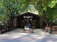 5D4 2046  ヨセミテVillageの中心部にあるVillage Store。一般的なお土産物があるのはもちろん、キャンプ用のさまざまな資機材も調達可能です。