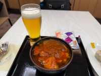 IMG 1296  てんぷらそばを頼んで、おもむろにカレーをかけることでカレー南蛮を作るという手口。 長距離フライトに備え出発前からしっかり酔い上げることにしましょう。