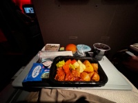 IMG 1305  コスモ企業謹製アメリカ風洋食セットの登場。牛肉と芋にロマネスコという食い合わせがイカしますね。 洋食なのに無駄に日本感を出そうと固ゆでのソバに謎のめんつゆが添えられるのがお約束です。
