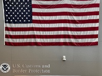 IMG 1321  この国旗をくぐると、大抵は忌々しい入国審査官を先頭とする長蛇の列が待ってるんですよね。 散々ぱら機内でやられて朦朧とした状態で長蛇の列とか一体何の嫌がらせなのと毎度憤慨しています。