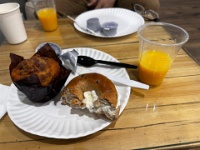 IMG 1429  開けて翌朝。朝食の用意があるらしいので言ってみたら、甘くて美味しいマフィンとベーグルが見舞われました。 いや、振る舞われました。こんな所でもオレンジジュースは濃くて美味しいのもあるあるですね。