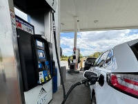 IMG 1813  アメリカってガソリンがバカみたいに安いので、どんなに大排気量のクルマだって 躊躇せずにアクセルを床まで踏みつけられるんだぜーーーって時代は今や昔。