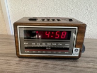 IMG 1837  とと思ったら、リノベされなかったラジオクロックはスーパー激シブの木目調のGE製。 渋いぜ渋いぜ、渋すぎて死ぬぜーーーー！！！と変な所に刺さるのがマニアの習性ですね。