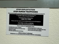 IMG 2177  STOP EXPLOITATION ：ストップ搾取 STOP HUMAN TRAFFICKING：ストップ人身売買 なかなか目にすることのない単語なので英語の勉強になりますね。こういう施設は・・・そういうことです。ガクブルだぜ。