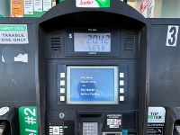 IMG 2253  5.7ガロン（約21.7リットル）で20ドル少々、日本円に換算して3200円程度。 日本でガソリン入れているのと大して変わらない感じですね。なんか寂しいね。