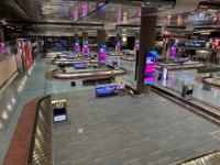 IMG 2332  どうにかターミナルに到着。早朝なので当然ながらバゲージクレームはガラガラですね。 以前はここの空港のバゲージクレームを見ると途轍もなく広く感じたものですが、 昨今ではアジアの空港ですら巨大化を続けているため、さほど驚かなくなってしまった感も。