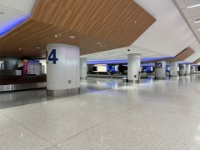 IMG 2368  別切りの航空券なので、自分で荷物をピックアップして・・・と待てど暮らせど１つが出てこない。 まさか・・・と思ったらラスベガスに積み残しですって。最後の最後でやってくれます。 とはいえ、ラスベガス→LA便は朝は１時間に１本ほど飛んでいるので、次の便に載せてくれるということに。