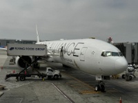 IMG 2385  帰路もSQさんのお世話になります。以前はA380が使われていた便ですが、今日は何の変哲もないB777なのが残念。