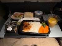 IMG 2415  ２食目登場。たまにはシーフードかなって思ってお願いしたら、随分とご飯の分量が多いメニューに。 ちょっとおかずの割合が少なくて完食に少々手間取っております。