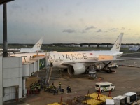 IMG 2422  そうこうフライトを楽しんで、予定通り成田空港に到着です。これにて今回の気合いツアーズも無事終了。 長いことお付き合いどうもありがとうございました。