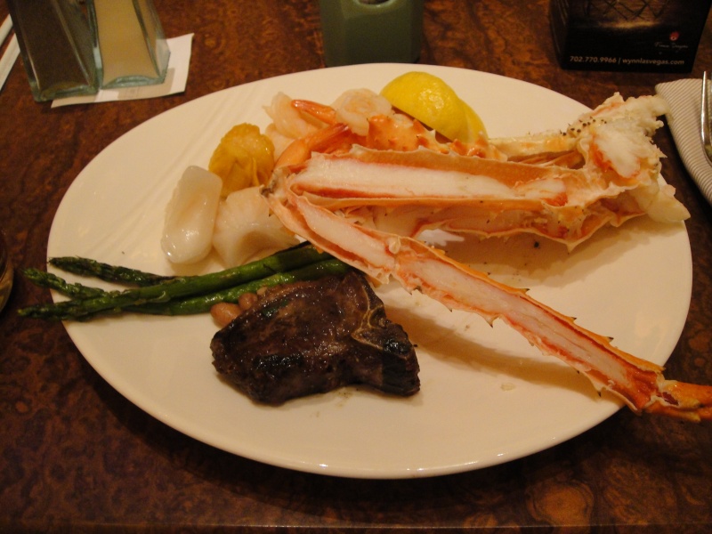 DSC02428 夕食はもちろん食べ放題大会開催。しかし、周りにいらっしゃる大きな方々を見ていると、<BR>
自分がいくら食べてもどうって事はないと言うことがよく分かってくる。