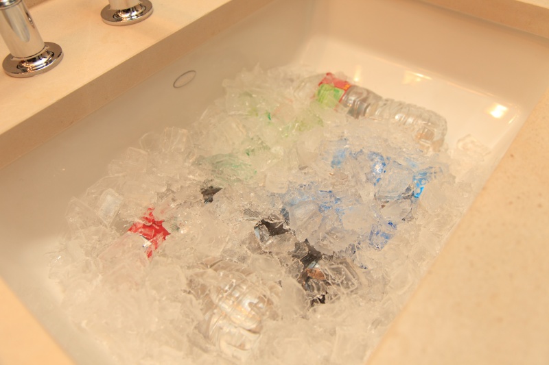 IMG_6847R シンクが２つあると飲み物を冷やせて便利だなぁ。<BR>
（そういうお客様はご宿泊をご遠慮下さい。）