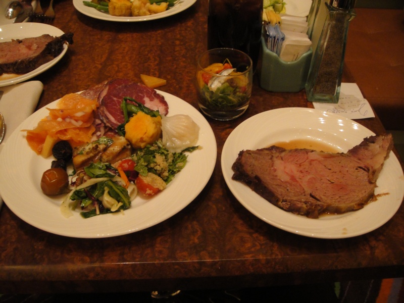 DSC03986 今までの食生活があまりにもショボかったので、ご馳走を前にして満腹中枢が崩壊。<BR>
アメリカ人のような体型になって帰ってやるんだ。