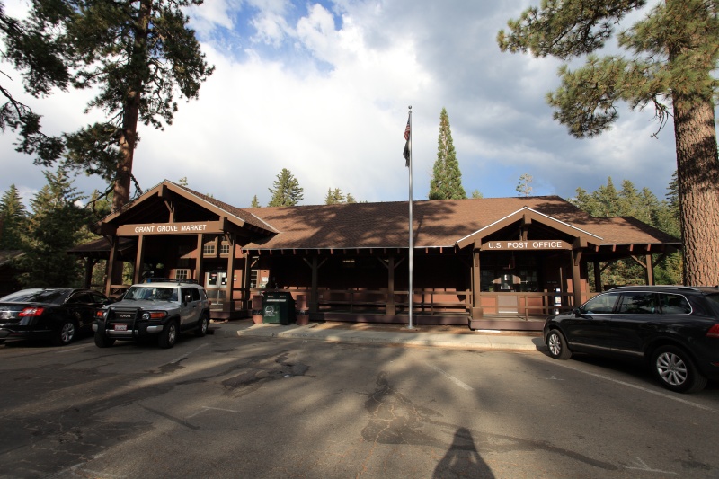 IMG_5385R このあたりで唯一の物販店となるGrant Grove Market。<BR>
足元を見られないように事前にスーパーで買い物を済ませてきたというわけ。