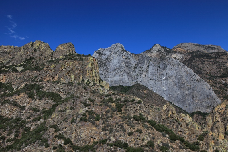 IMG_5982R 地層マニア垂涎な感じの山肌が露出しまくり。<BR>
道路は常に落石注意。