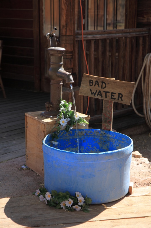 IMG_7020R こんなところにBAD WATER BASINが。<BR>
（元ネタは<a href=http://www.cheekama.com/photo/america08/slides/IMG_9749RH.html>これ</a>ね・・・って誰にも分からないようなネタを書くな＞俺）