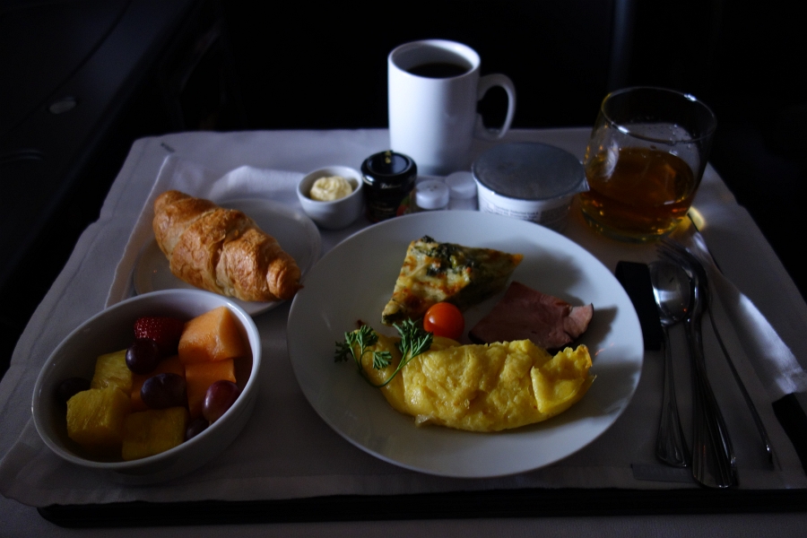 DSC01990 おなかいっぱいですけど、朝食もご覧の通りたっぷり。<BR>
いつもと同じ乗り物とは思えない待遇。こんな世界があったんだね。