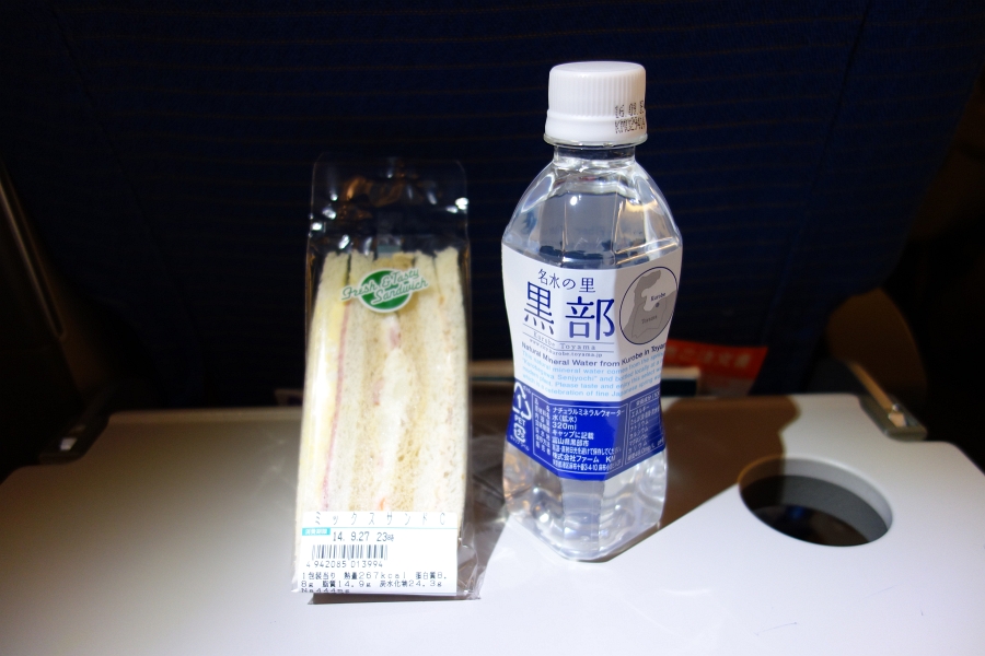 DSC02030 というわけで機内へ。日系の航空会社ならではの安定感。さすがです。