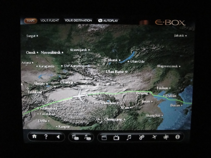 DSC04335 アブダビまでは約11時間にも及ぶ長時間のフライト。ひたすら中国の上空を西へ。