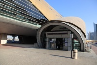 IMG_9068R 最寄り駅到着。ドバイ・メトロの駅舎は全てこのデザインなのでイマイチ面白味に欠けるような。