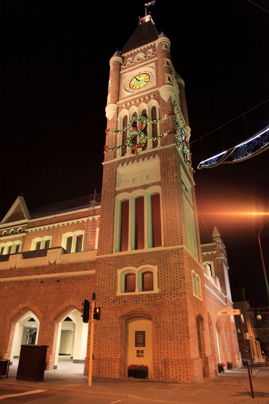 IMG_1131RH ŁAɉ؊X͂ƊX͂ʂ̐Îɂ܂Ă킯ŁB<BR>
₩Ȃ̂ɊƁA͂Ŏ₵B