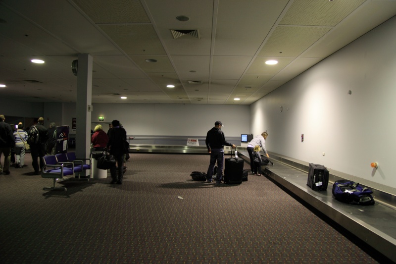IMG_2630R というわけで、アデレード空港に戻って参りました。<BR>
荷物の受け取りはターンしないターンテーブルにて。<BR>
人数が少ないからターンさせる必要がないって訳っすね。