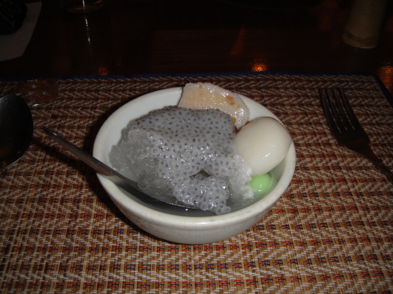 DSC01812 やっぱり花より団子。そうじゃなくて・・・<BR>
しかし、この国でかき氷を食べるのは少々緊張しますが・・・大丈夫でした。