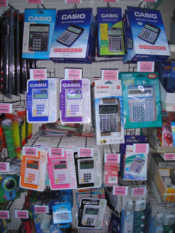 DSC01816 市中では「CASIO」が電卓という意味で使われているような気がしたので、<BR>
空耳では無いことを確認すべく、露店で「CASIOならあるよ」と言ったら違和感なく通じました。<BR>
というわけで、私の電卓は正確には「キャノンのカシオ」ということになります。樫尾兄弟侮れず。