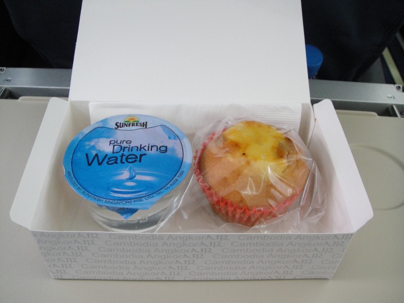 DSC01844 ・・・機内食？