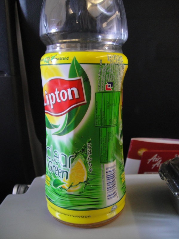 DSC01878 にほんちゃ・・・。<BR>
日本茶にレモン入れるとレモンティーみたいになるんだー。へぇー知らなかったー。<BR>
っていうか、Liptonさんなら勝手を知っているだろうに、分からないふりして好き勝手しやがってー。