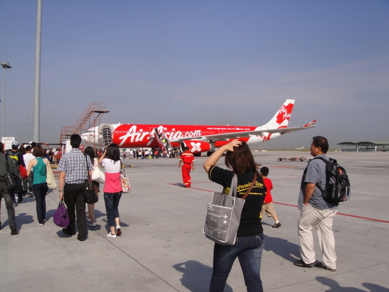 DSC01893 この空港、以前は飛行機にカメラを向けるとスゲェ勢いで怒られたので、<BR>
バレないようにコソコソと小さいカメラで撮っていたもんですが、皆さん堂々とカメラを向けてる。<BR>
でも、怒られてない。あれれ？いつの間にか規制緩和されたんすかね？