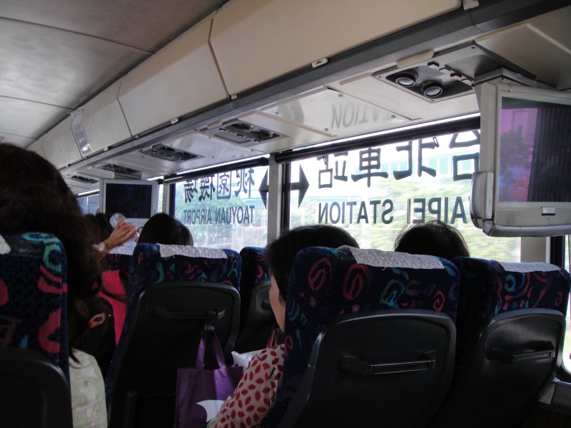 DSC01912 お約束の国光客運さんで台北駅へ。