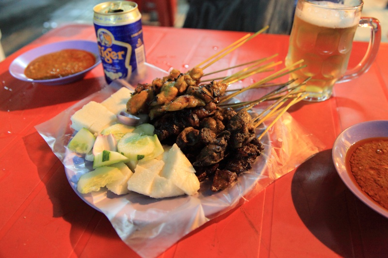 IMG_3846R マレーシアというとイスラム教の国ですから、酒類を摂取するのはあまりよろしくないんですが、<BR>
でもなんでこんなビールに合う料理が名物なんだと毎度不思議に思うわけで。