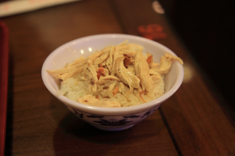 IMG_3951R さてさて、夕食はお馴染みのお店へ。<BR>
まずは鶏肉飯から。