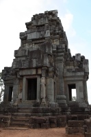IMG_3142R 確かに彫刻はほとんど施されていませんね。しかし、他の遺跡と趣が異なりこれはこれで興味深い。