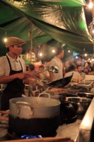 IMG_3276R 屋台が軒を連ねる地域。こちらでも大変美味しい料理を食べさせてくれそうな予感。