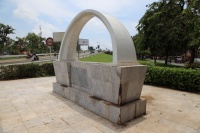 IMG_3629R ご丁寧に記念碑も建てられていますが、かなりエージングが進んでしまっているようですね。
