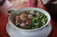 IMG_3730R ようやく食物にありつけました。なんだかよく分かりませんけど、牛肉と麺なのでたぶん問題なし。