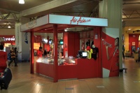 IMG_3800R なんですか、この魅力的な施設は。AirAsiaファンクラブとしては覗かざるを得ません。
